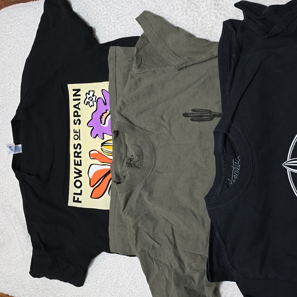 Set of 4 t-shirts. Size: M Women
